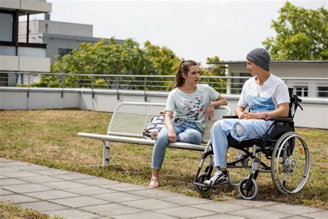 Der club der roten bänder, eigentlich eine serie zeigt der film nun als prequel wie es zu der ausgangslage der serie kommt. Club der roten Bänder - Wie alles begann | Kino ...