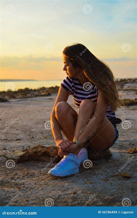 Junge Frau Sexi Die Auf Strand Durch Das Meer Sitzt Stockfoto Bild Von Jahreszeit