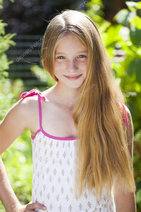 Güzel Genç Bir Sarışın Küçük Kız Portresi Stok Fotoğrafçılık ©arkusha Telifsiz Resim 122860832