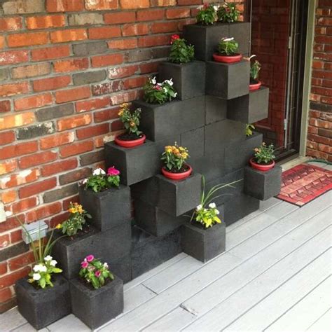 The wall will blend in with most architectural styles. 10 Awesome Ideas to Design a Cinder Block Garden