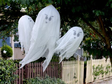Hanging Ghosts For Trees Ghosts Hanging From Trees Halloween Party Decor Diy Outdoor Halloween