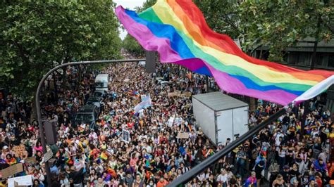 Big Pride Parade In Paris Turkish Police Stop Marchers Cp Com