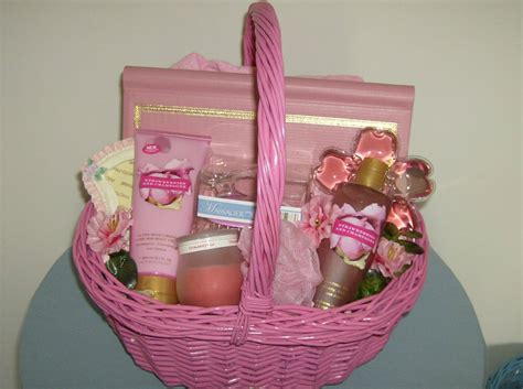 It's a great valentine's day gift for him, but you're both sure to enjoy it together. Best Valentine's Day Gift Baskets, Boxes & Gift Sets Ideas ...