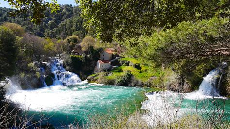 Er ist das zuhause einiger der wahrscheinlich schönsten wasserfälle europas. Die wunderbare Welt der Krka Wasserfälle - Luxusreiseblog ...