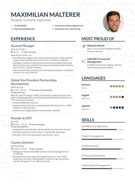 Account managers play a critical role in facilitating communication between valued clients and the company they work for. Account Manager Resume Examples | Pro Tips Featured | Enhancv