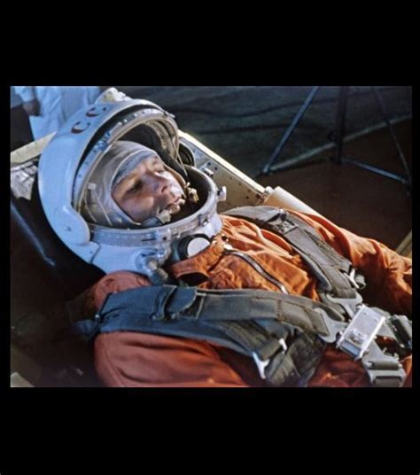 Refrain comme youri gagarine comme youri gagarine je vole vers l'infini dans la nuit étoilée comme youri comme youri comme youri gagarine moi y en à planer. Youri Gagarine, pionnier de l'espace