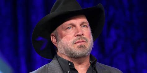 Garth Brooks Opens Up On Injuring His Hand In Farm Accident