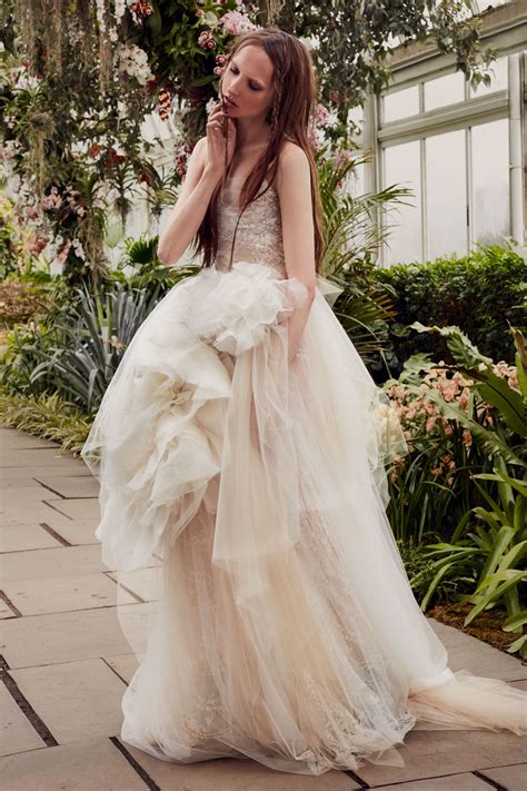 The vera wang classics bridal collection is a collection of 29 wedding gowns showing their fronts and backs in more traditional colors. 8 Major Wedding Dress Trends for Spring from Bridal ...