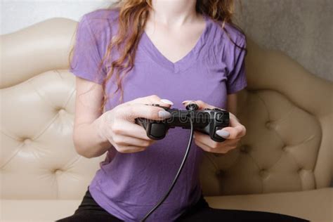 Mujer Feliz Jugando Videojuegos Sentada En La Cama Sosteniendo Joystick Imagen De Archivo