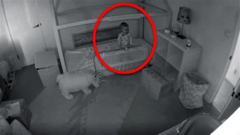 وضعت الأم كاميرا لمراقبة طفلتها الصغيرة في البيت و عندما فتحت
