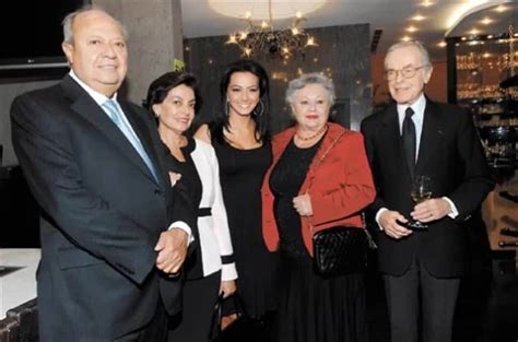 Carlos romero deschamps fue protagonista del pemexgate, que consistió en el desvío de recursos públicos a la campaña presidencial de en 2017, la hija de romero deschamps se casó por lo civil luciendo en su muñeca derecha siete brazaletes cartier con un valor de casi 2 millones de pesos. Ellos son la esposa e hijos de Romero Deschamps; también investigados por la FGR