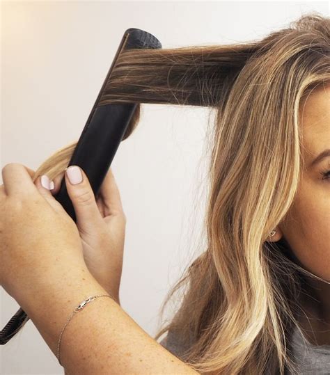 How To Curl Hair With A Straightener According To A Hairstylist Curl