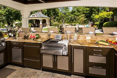Quality kitchen countertops can be found in all styles and price ranges, and no one material is confined to a certain look. Best Outdoor Kitchen Countertop Ideas and Materials