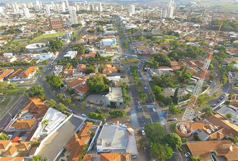 The population is 226,508 in an area of 1004 km². Em Araraquara, comércio, bares e restaurantes adotam medidas para manter clientes | RCIA Araraquara