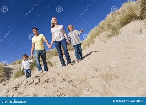Familia Que Recorre Divirtiéndose En La Playa Imagen De Archivo