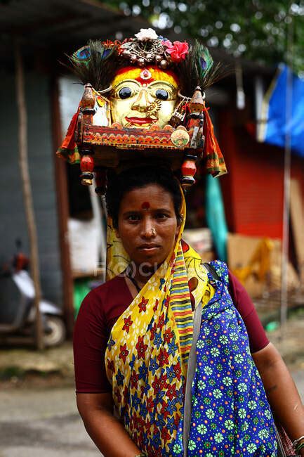 indian woman carries altar on her head to put it in the temple — image photography stock