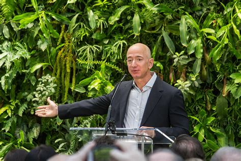 Amazon founder and ceo jeff bezos will join the first crewed flight by his space company, blue origin, along with his younger brother. Amazon-Chef spendet Milliarden fürs Klima - Sonnenseite ...
