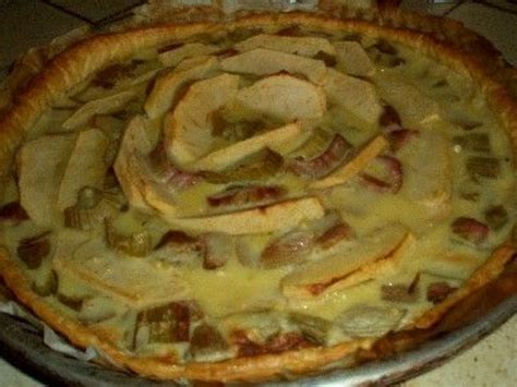 On peut résumer cette recette de tarte aux pommes en quiche sucrée aux pommes l'appareil aux œufs donne un dessert tarte aux pommes façon normande. La tarte pomme rhubarbe : une recette facile