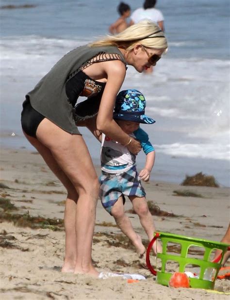 Tori Spelling Bravely Takes Her Wonk Boobs To The Beach ThBlog
