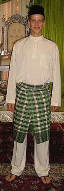 Maka dari itu, baju adat dari riau juga identik dengan budaya untuk pria, pakaian adat melayu terdiri dari baju kurung cekak musang yang terbuat dari kain berkualitas seperti satin dan sutra. KAUM DI MALAYSIA: BAJU TRADISIONAL ORANG MELAYU