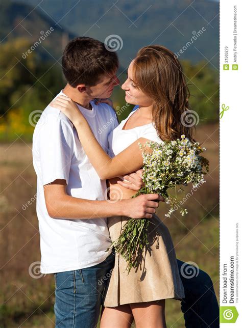 Amour Et Affection Entre Un Jeune Couple Photo Stock Image Du Fleur