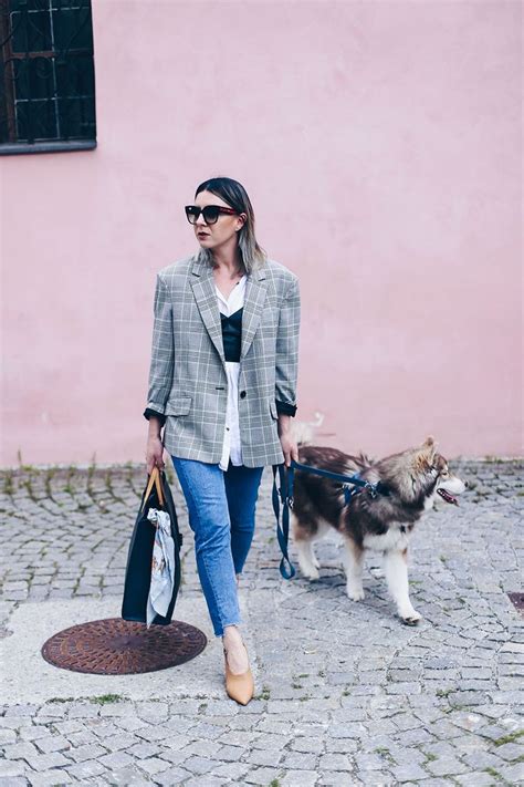 Outfit mit Mom Jeans Oversize Blazer XL Shopper und Hermès Tuch