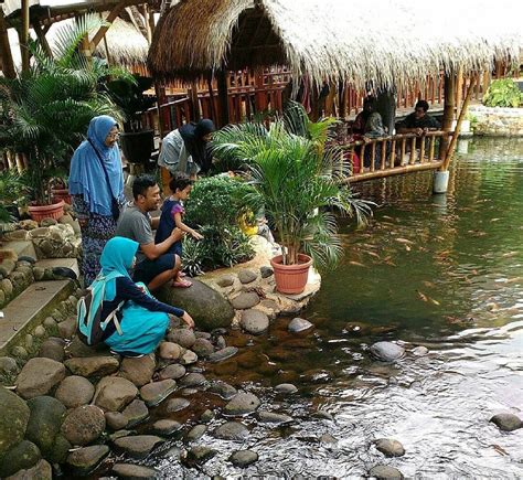 Tempat makan dikelilingi kolam ternyata bukan cuma dimiliki oleh kota bandung saja lho. nuansa alam jakarta (20) - TripZilla Indonesia