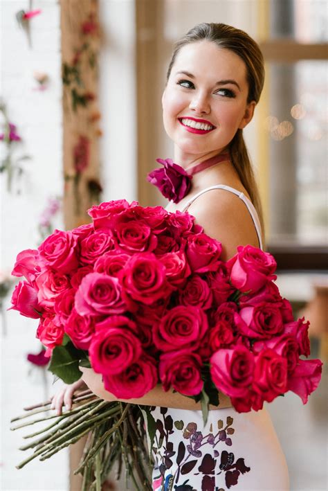 Inspiration For A Heart Filled Valentine S Bash With Your Besties Mujer Con Flores Fotografía