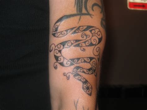 You can ink henna tattoos on your hands, arms, chest, back and henna tattoo ideas are a fun way to test out your tattoo designs. Henna Snake | Tattoos, Cool tattoos, Small tattoos