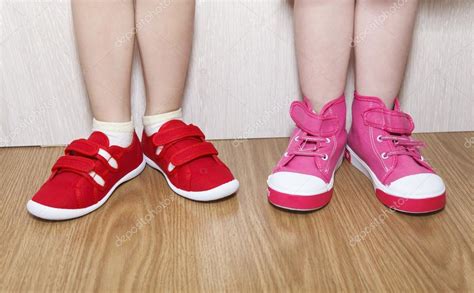 Niños En Revés Y Derecho Pies Zapatos En Las Piernas — Foto De Stock