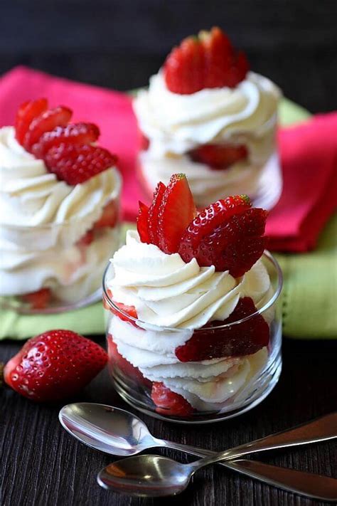 Strawberries And Cream Mini Parfaits {easy No Bake Dessert Recipe}
