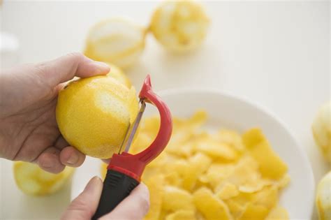The Uses And Benefits Of Lemon Peels