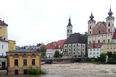 Der pegel ist heute schon auf bis zu 5,31 . Hochwasser-Situation immer dramatischer - ooe.ORF.at