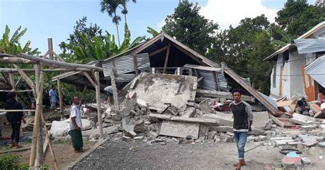 Strong Quake Hits Indonesian Island Killing At Least 14