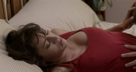 Lizzy Caplan Nue Dans Save The Date