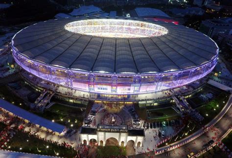 Menurut maklumat dari sebuah blog cina islam dikatakan stadium terengganu stadium sultan mizan yang boleh memuatkan 50000 penonton runtuh 40% sebentar tadi.sedang menunggu berita lanjut. Stadium Terbaik Dunia Kini Di Malaysia - Oh! Media
