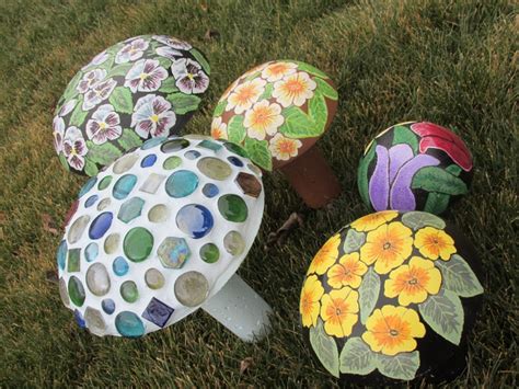 This tutorial is from a few years ago, but it's a goodie! Concrete mushroom, marble mosaic, garden decor, yard art ...