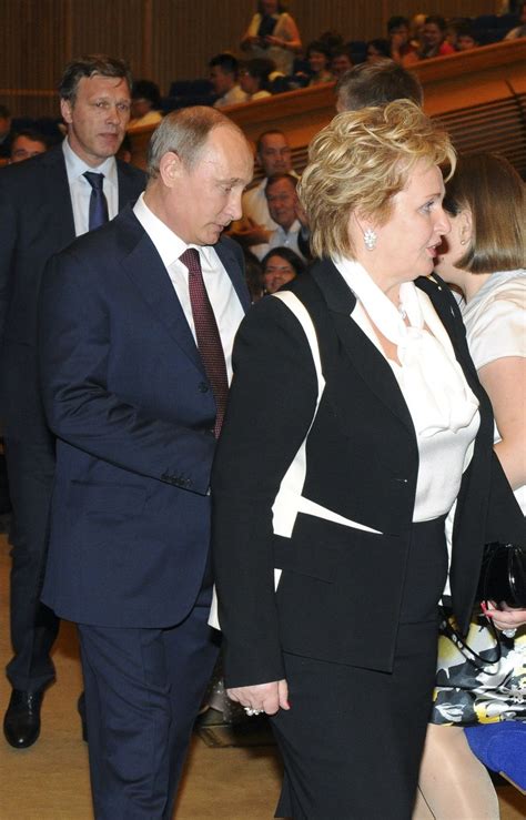 Frau putins gesicht sei von auftritt zu auftritt unglücklicher, ihr kummerspeck dicker geworden. Putin und seine Frau trennen sich - DER SPIEGEL