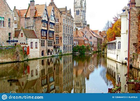 País da europa ocidental, limitado ao norte e nordeste pela holanda, ao leste por luxemburgo e alemanha , a sudoeste pela frança e ao norte pelo mar do norte. Bruges/Bélgica - Outono Construções Velhas Da Cidade No ...