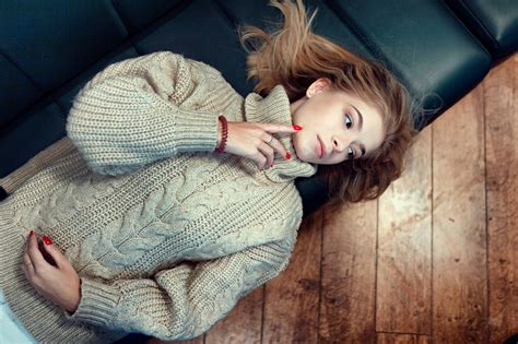 Woman Model Lying Down Girl Brunette Wallpaper Coolwallpapersme