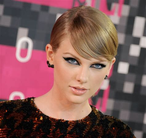 Taylor Swift Brukte Sprittusj Som Eyeliner Skjønnhet