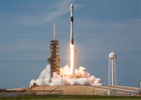 Spacex Debuts New Model Of The Falcon 9 Rocket Designed For Astronauts