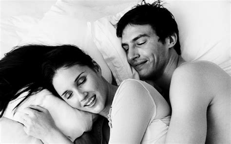 Download Romantic Couple In Bed Wallpaper Gallery