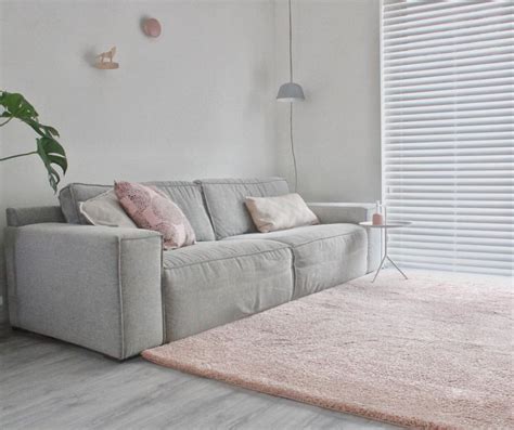 See more ideas about interior design, interior, home decor. Pink Rug And Gray Couch (com imagens)