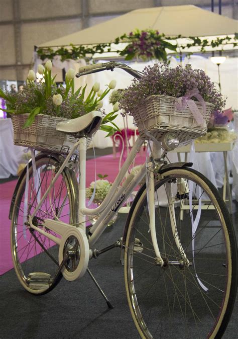 Una Bici Decorada Con Flores Y Unas Cestas Aporta Un Toque Vintage A