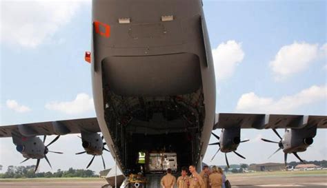 It represents the fusion of performance and technology, allowing airlines to connect distant points on continents or sectors that were previously unprofitable or impossible. Senin 6 Maret, Airbus A400M RAF Unjuk Kebolehan di Lanud ...