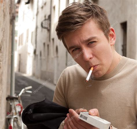 Un Joven Fumando — Foto De Stock © Romikmk 10810238