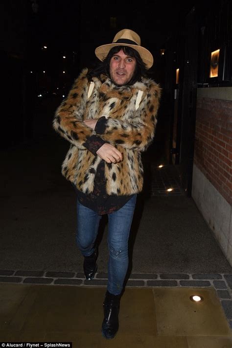 Noel Fielding Looks Unrecognisable As He Unveils New Short Hairdo Daily Mail Online