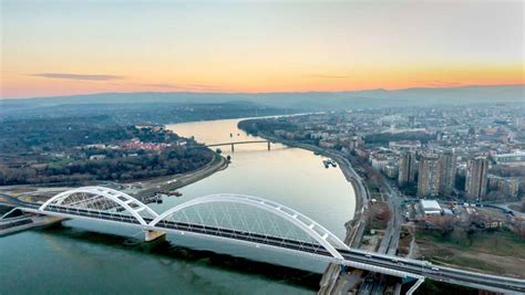 Kulturhauptstadt Novi Sad In Serbien Gräben In Der Stadt Der Brücken