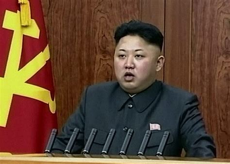 Wiadomo, że kim dzong un miał atak serca i musiał przejść skomplikowaną operację. Kim Dżong Un zmusił reżimową wierchuszkę do asystowania ...